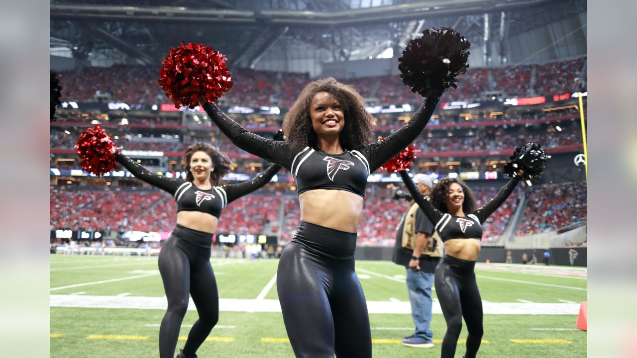 Falcons cheerleaders go throwback, too