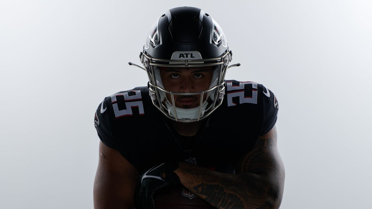 Atlanta Falcons guard Chris Lindstrom (63) on the sideline against the  Detroit Lions during an NFL football game, Friday, Aug. 12, 2022, in  Detroit. (AP Photo/Rick Osentoski Stock Photo - Alamy