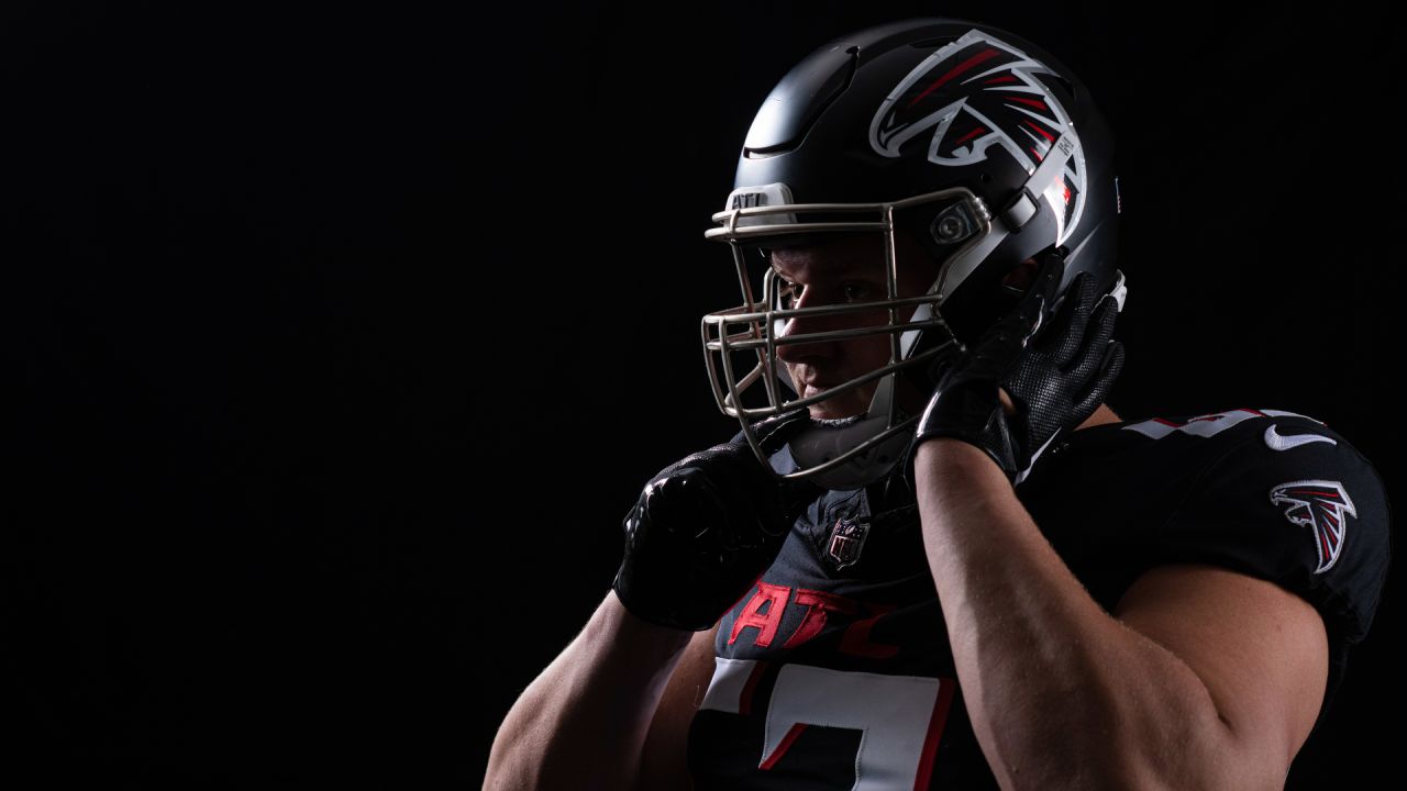 Atlanta Falcons guard Chris Lindstrom warms up before an NFL football game  against the Buffalo Bills in Orchard Park, N.Y., Sunday, Jan. 2, 2022. (AP  Photo/Adrian Kraus Stock Photo - Alamy