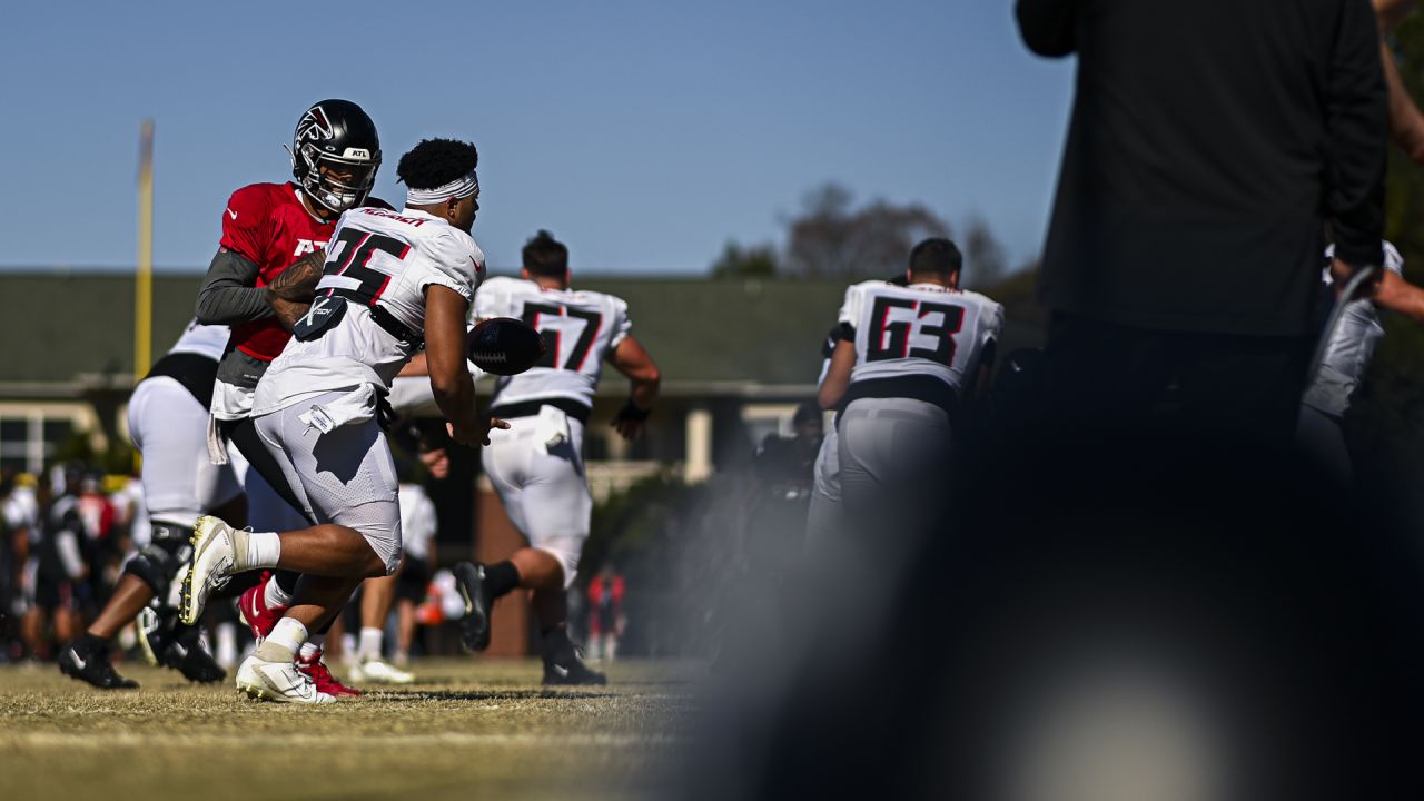 Atlanta Falcons tight end Kyle Pitts signs autographs before an NFL  football game against the Jacksonville Jaguars, Sunday, Nov. 28, 2021, in  Jacksonville, Fla. (AP Photo/Phelan M. Ebenhack Stock Photo - Alamy