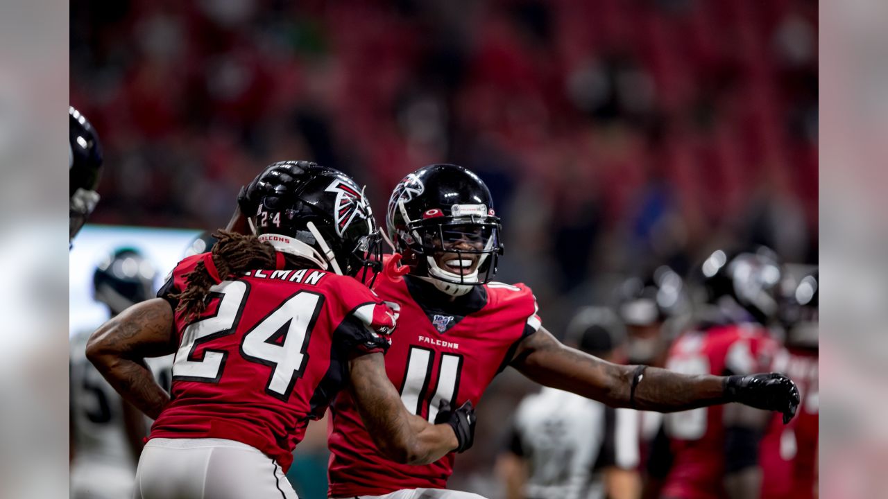 Atlanta Falcons wide receiver Julio Jones (11) celebrates his