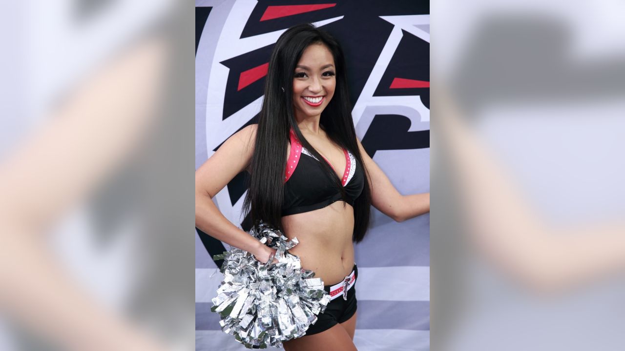 Falcons cheerleaders go throwback, too