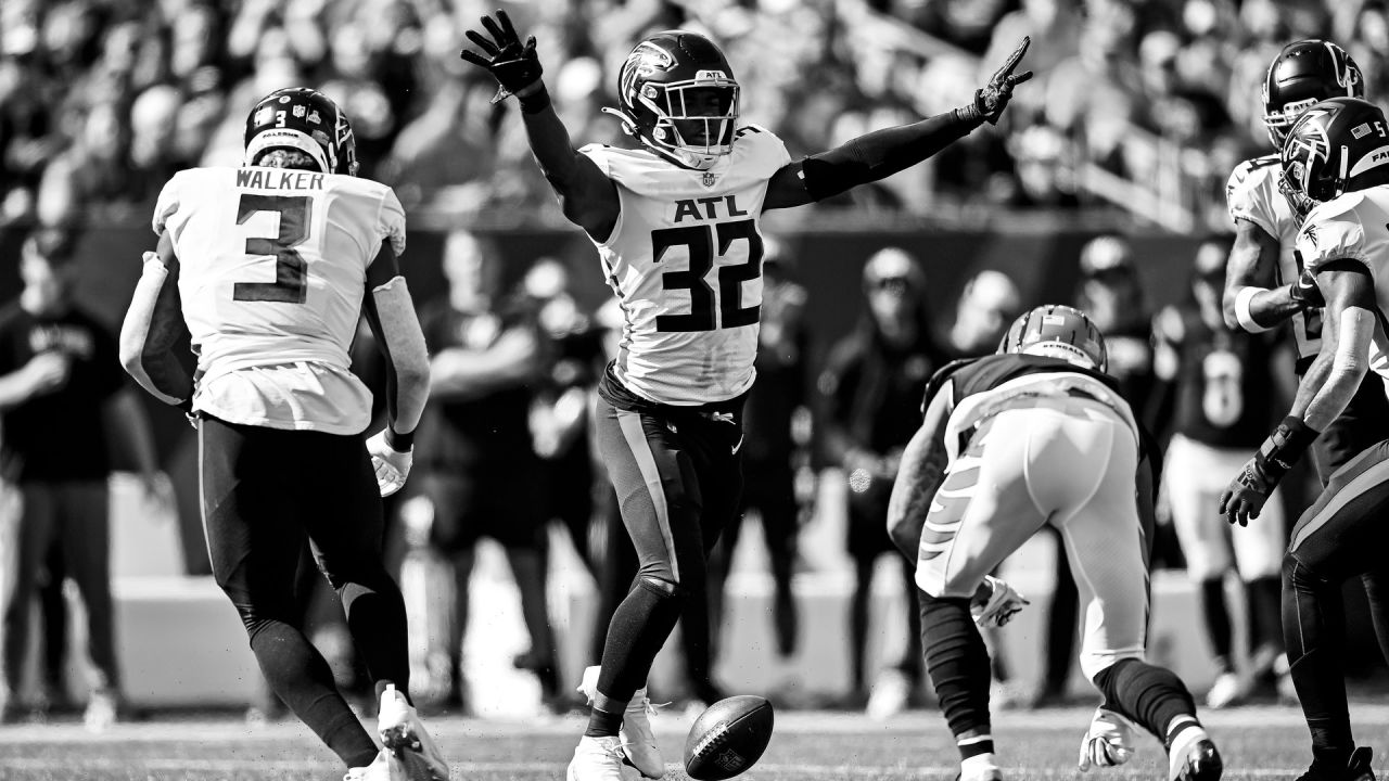 Atlanta Falcons defensive tackle Marlon Davidson (90) works against the  Chicago Bears during the second half of an NFL football game, Sunday, Sept.  27, 2020, in Atlanta. The Chicago Bears won 30-26. (AP Photo/Danny Karnik  Stock Photo - Alamy