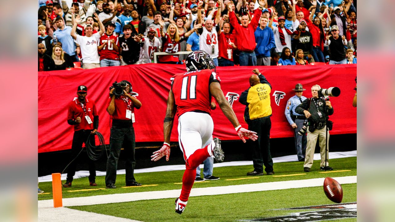 East Rutherford, New Jersey, USA. 1st Nov, 2017. Falcons' wide receiver  Julio Jones (11) during warm ups prior to NFL action between the Atlanta  Falcons and the New York Jets at MetLife