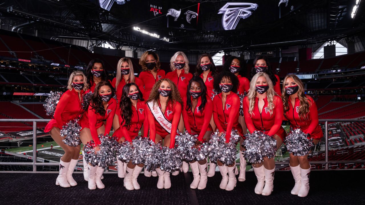 Atlanta Falcons cheerleader gets surprise wedding proposal at final game