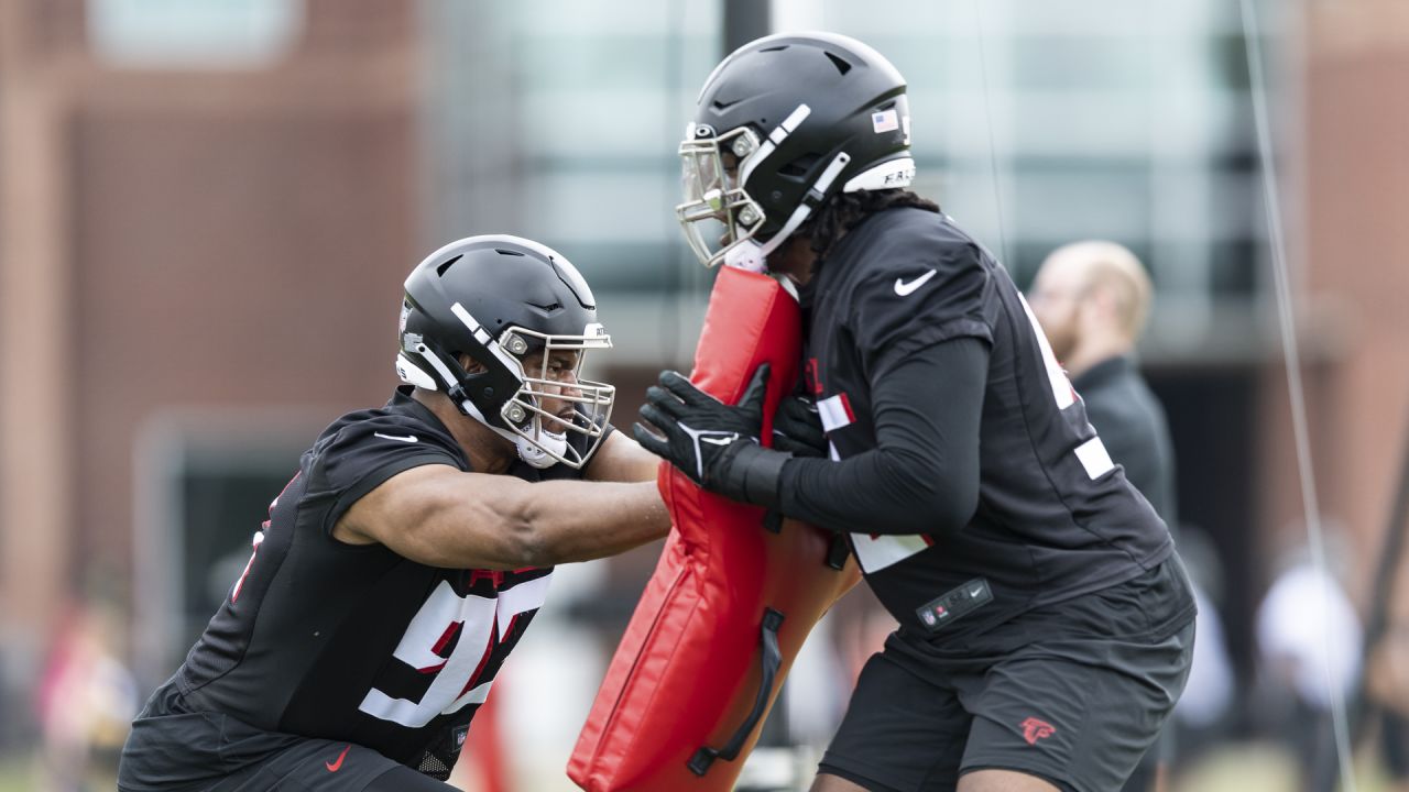 Kyle Pitts and Kaleb McGary are both listed as 6'6 on the Falcons website.  I think somebody's lying. : r/falcons