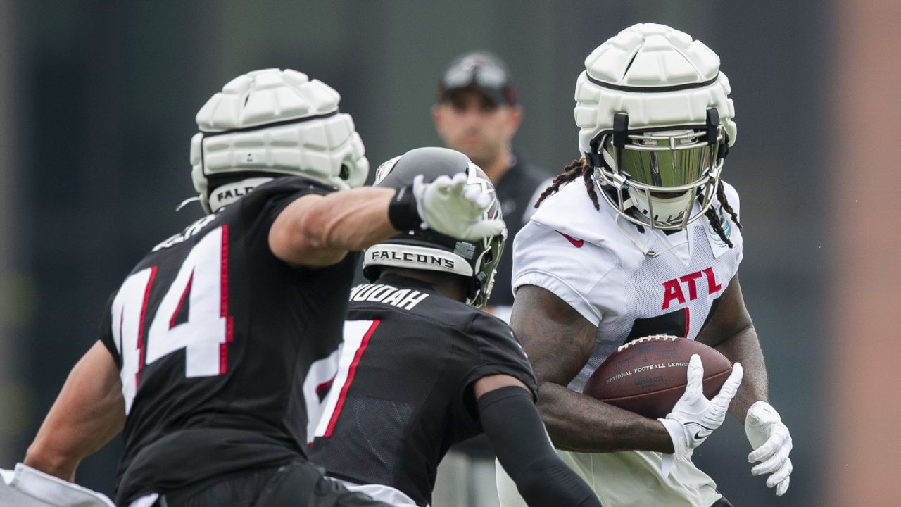 Atlanta Falcons rookie tight end Kyle Pitts (8) runs after a catch during  their NFL training camp football practice Saturday, July 31, 2021, in  Flowery Branch, Ga. (AP Photo/John Bazemore Stock Photo - Alamy