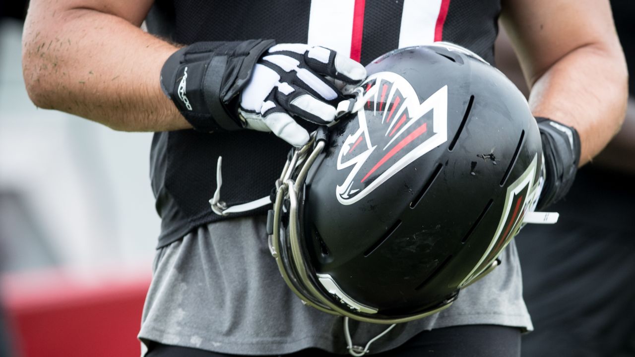 Falcons RB Bijan Robinson signs contract, debuts No. 7 jersey at rookie  minicamp – KGET 17