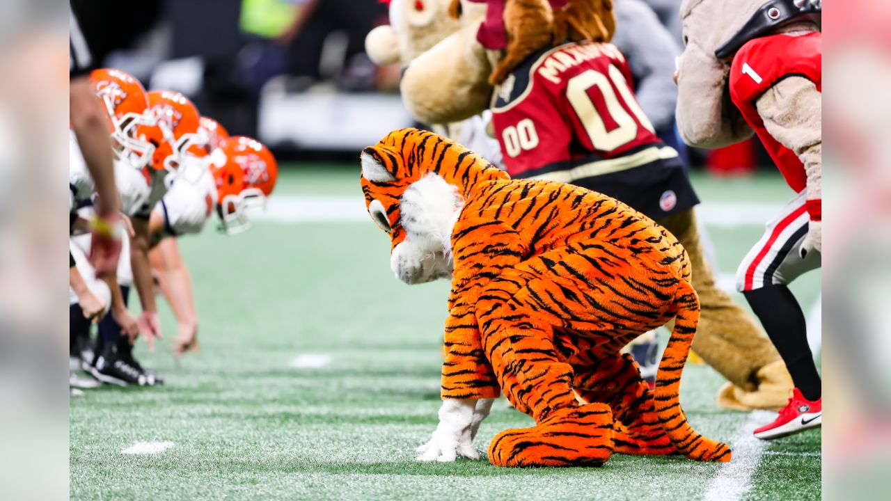 Pee Wees versus Mascots