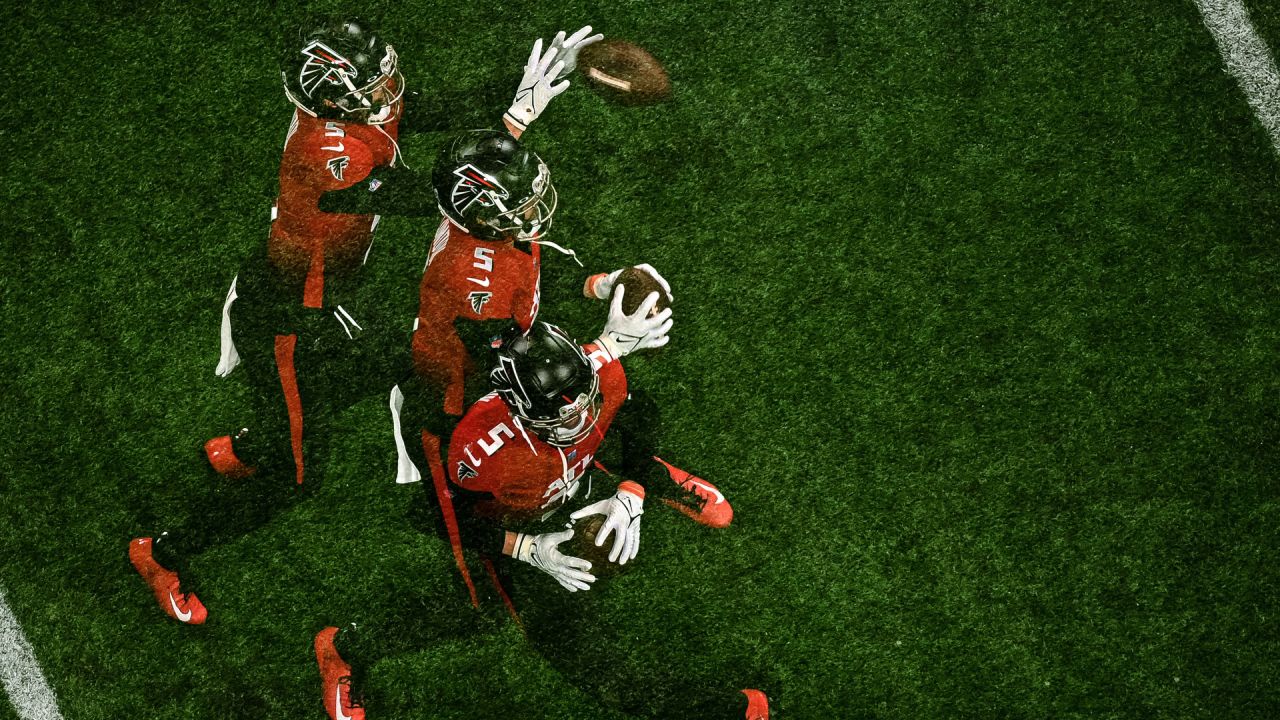 Atlanta Falcons wide receiver Drake London (5) walks off the field  following an NFL football game against the Carolina Panthers, Thursday,  Nov. 10 2022, in Charlotte, N.C. (AP Photo/Brian Westerholt Stock Photo -  Alamy