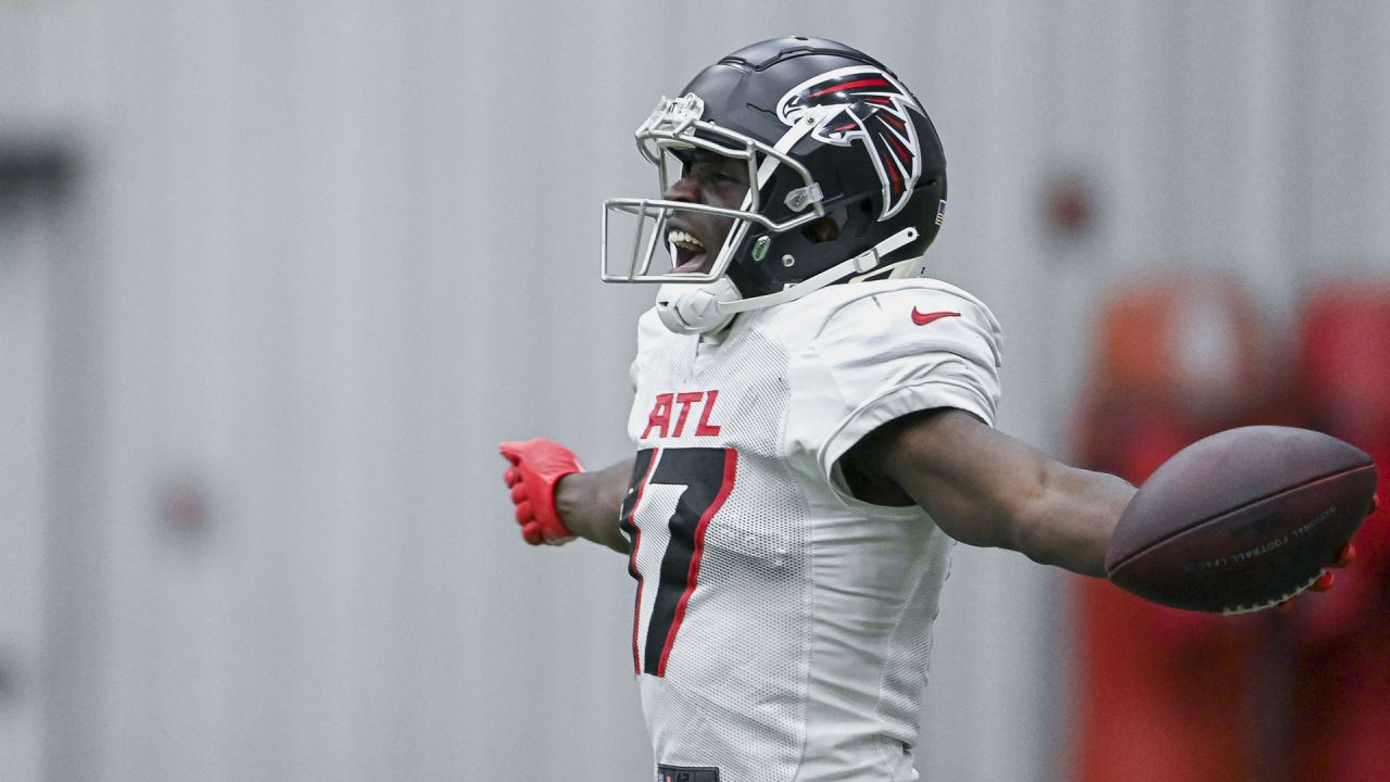 Kyle Pitts: Desmond Ridder grabbing Falcons 'by the reins' as starting  quarterback