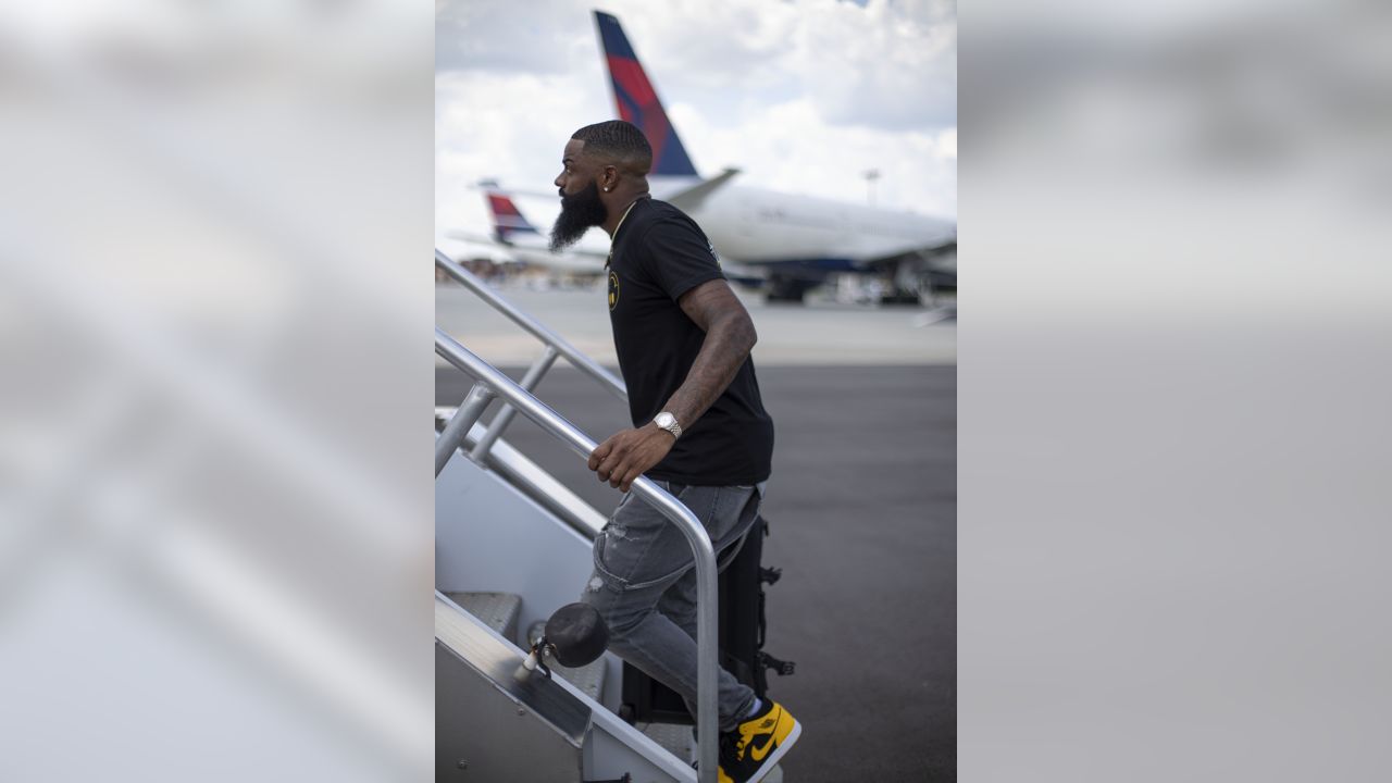 Falcons players wear pearls boarding team plane to Miami