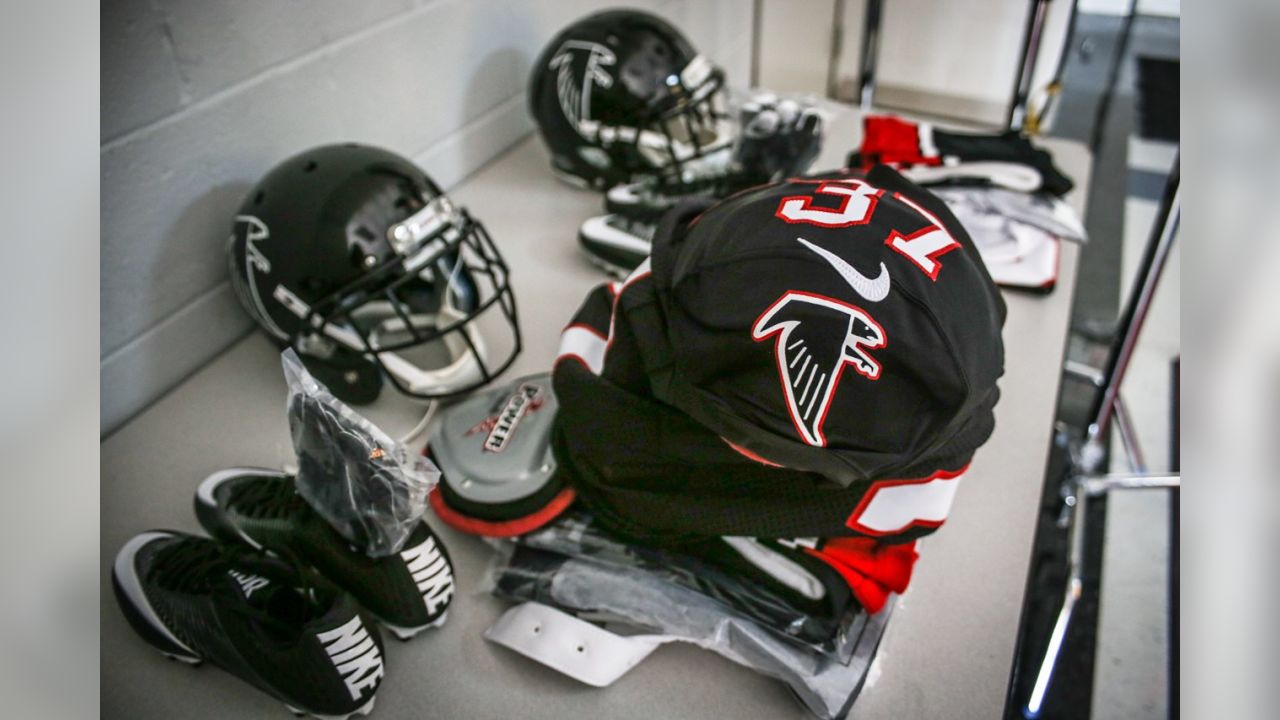 Behind-the-Scenes: Falcons Throwback Jersey Shoot