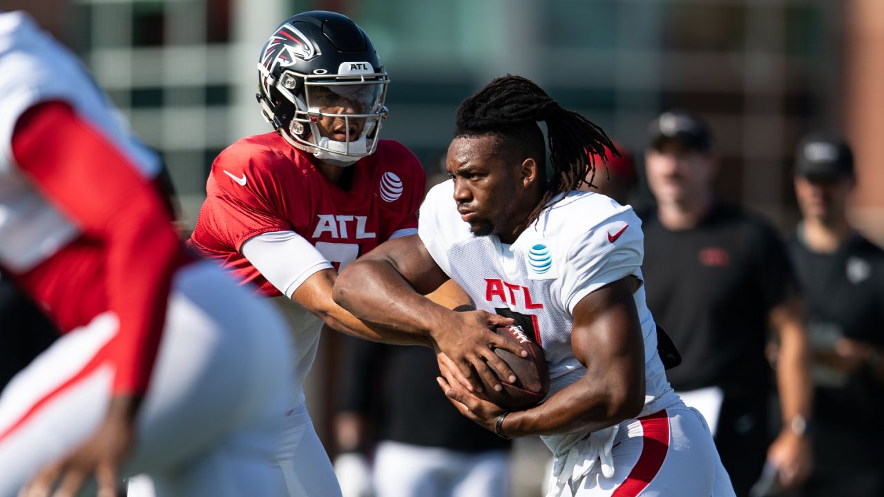 Falcons strengthen defensive line with signing of Calais Campbell