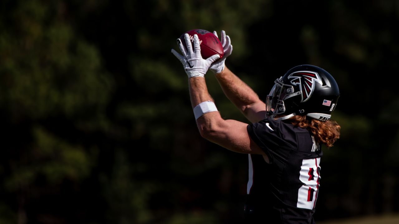 Atlanta Falcons tight end Hayden Hurst (81) warms up before an NFL