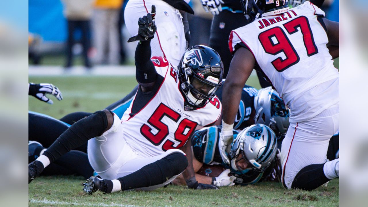 Atlanta Falcons outside linebacker De'Vondre Campbell (59) lines up against  the Carolina Panthe …