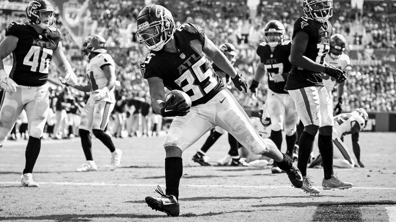 Atlanta Falcons cornerback Avery Williams (35) prays before an NFL