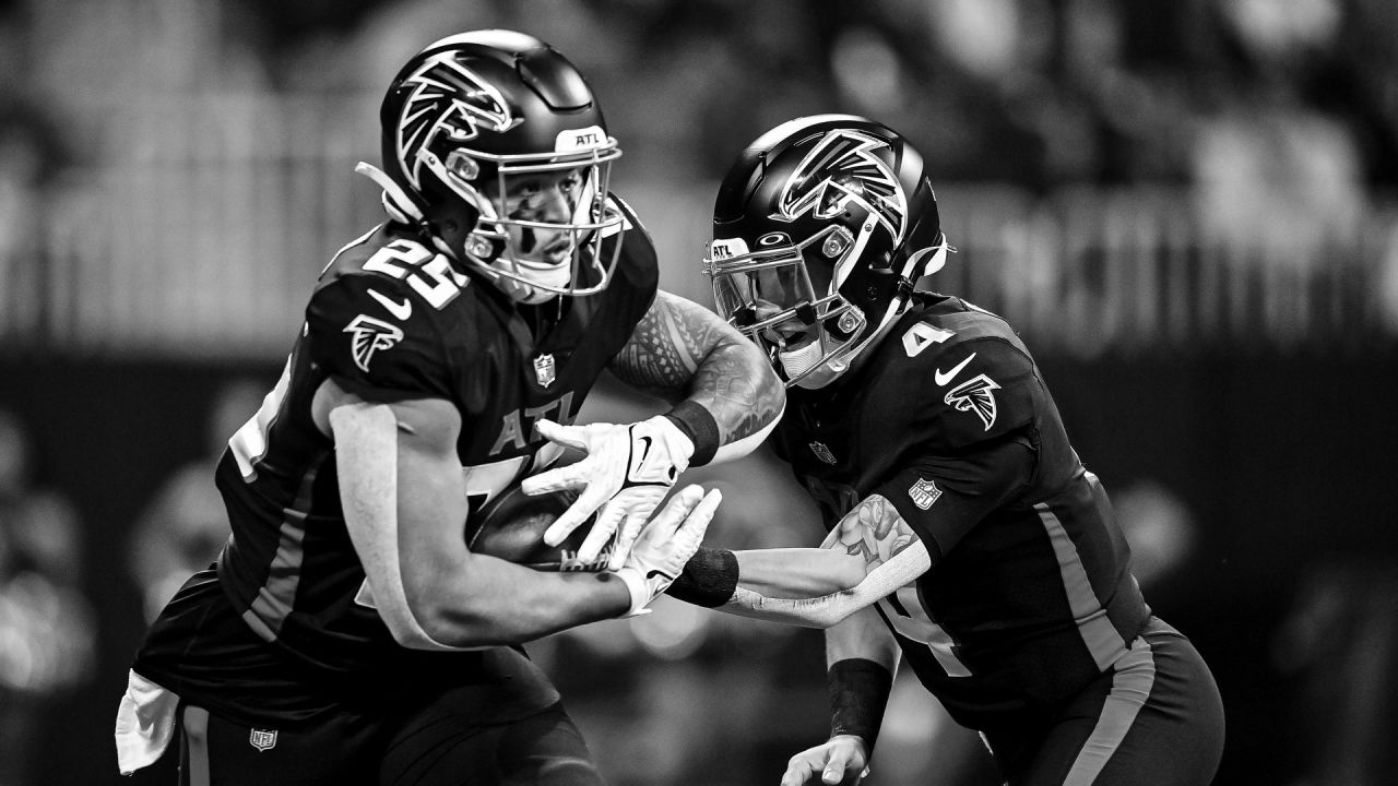 Buccaneers security tackles young intruder during game vs. Falcons