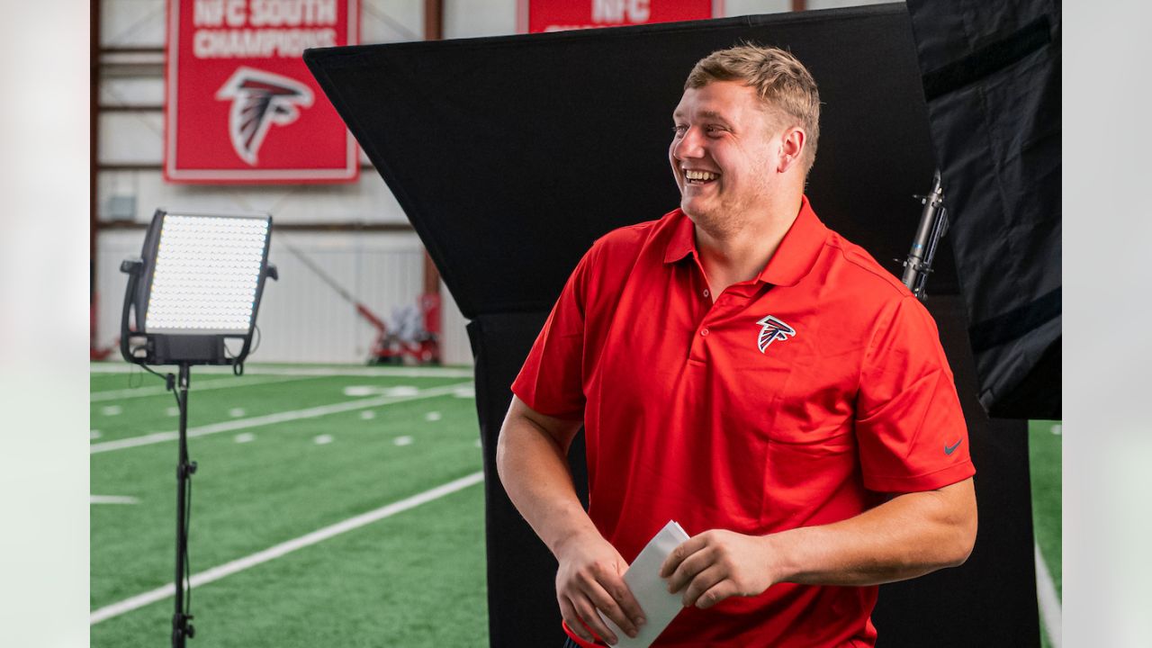 Atlanta Falcons guard Chris Lindstrom (63) on the sideline against