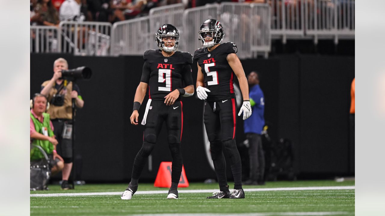 Atlanta Falcons wide receiver Drake London (5) works during the second half  of an NFL football game against the Tampa Bay Buccaneers, Sunday, Jan. 8,  2023, in Atlanta. The Atlanta Falcons won