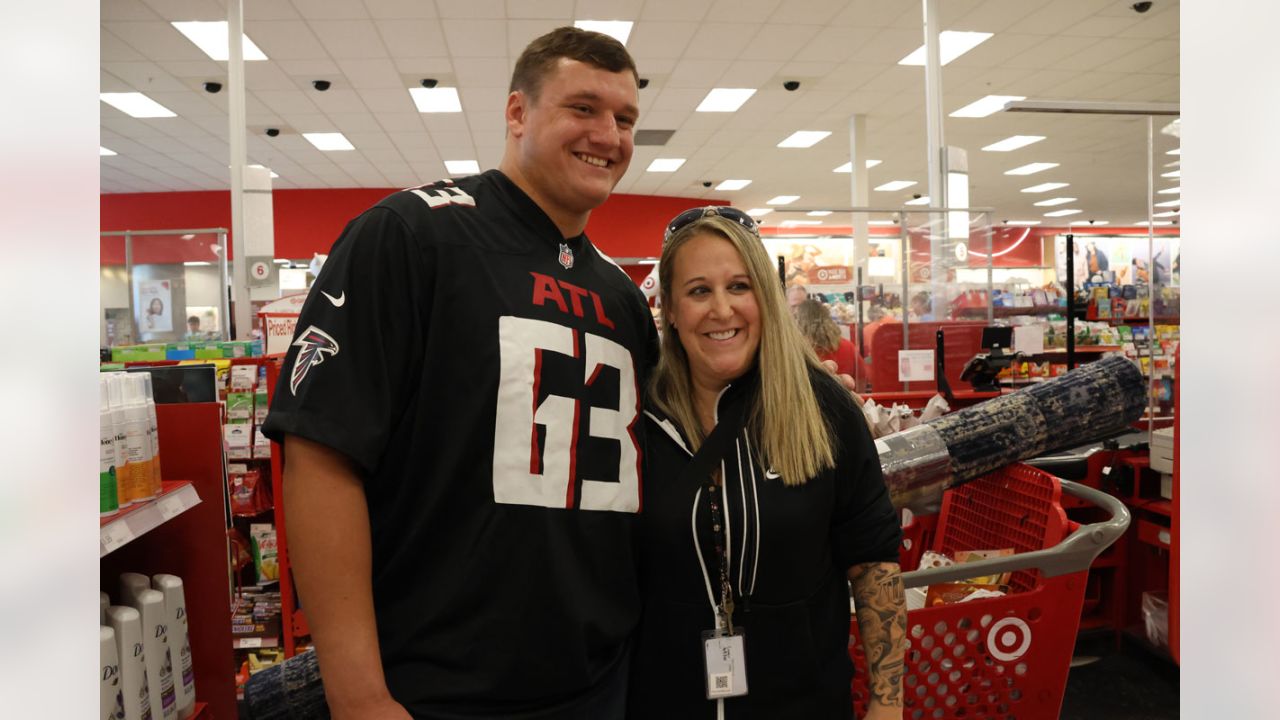 Walter Payton NFL Man of the Year nominee Chris Lindstrom surprises Best  Buddy with Super Bowl tickets