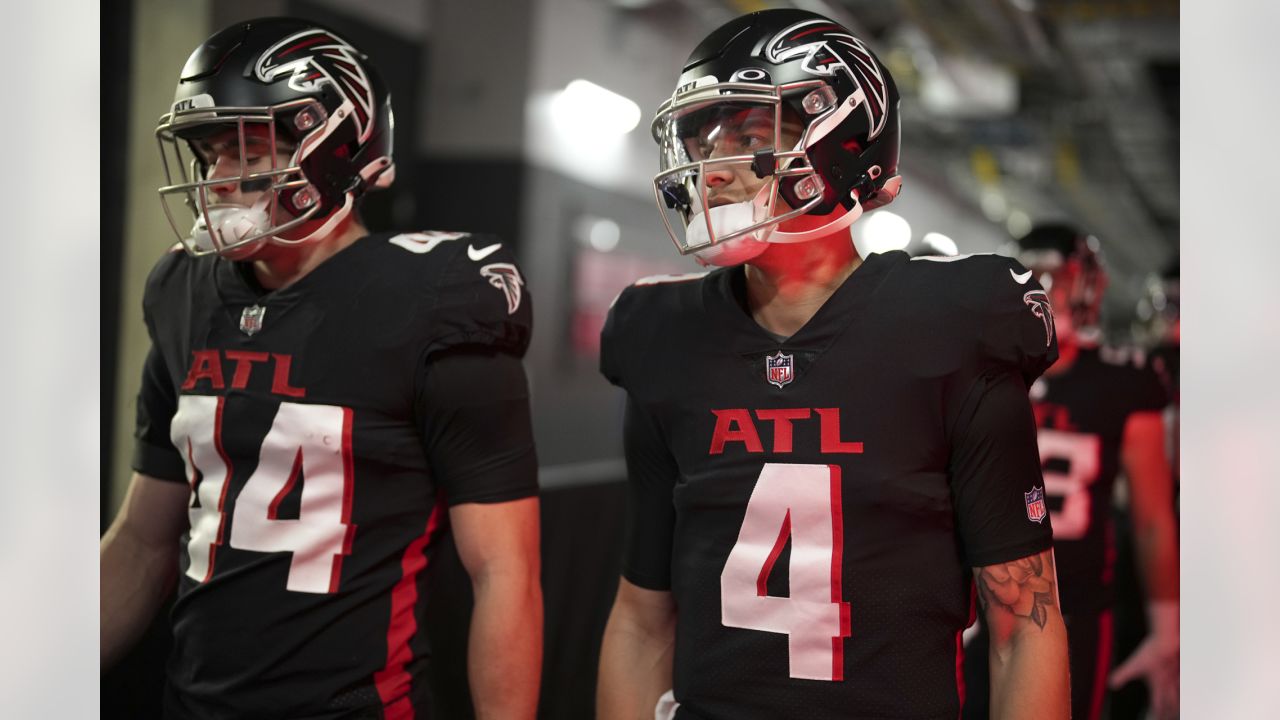 Atlanta Falcons offensive tackle Jake Matthews (70) works against the Detroit  Lions during the first half of an NFL football game, Sunday, Oct. 25, 2020,  in Atlanta. (AP Photo/John Bazemore Stock Photo - Alamy