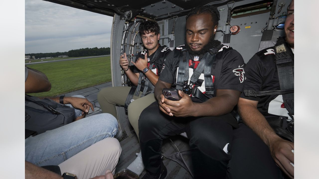 Falcons players and Legends visit Georgia National Guard