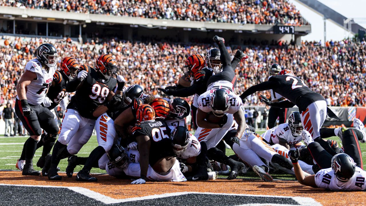 Atlanta Falcons offensive tackle Jake Matthews (70) works against the Detroit  Lions during the first half of an NFL football game, Sunday, Oct. 25, 2020,  in Atlanta. (AP Photo/John Bazemore Stock Photo - Alamy