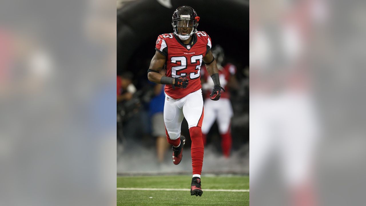 Ryan, Jones, Hester lead Falcons to 56-14 win over Buccaneers