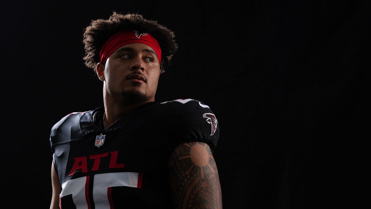 Atlanta Falcons guard Chris Lindstrom warms up before an NFL football game  against the Buffalo Bills in Orchard Park, N.Y., Sunday, Jan. 2, 2022. (AP  Photo/Adrian Kraus Stock Photo - Alamy