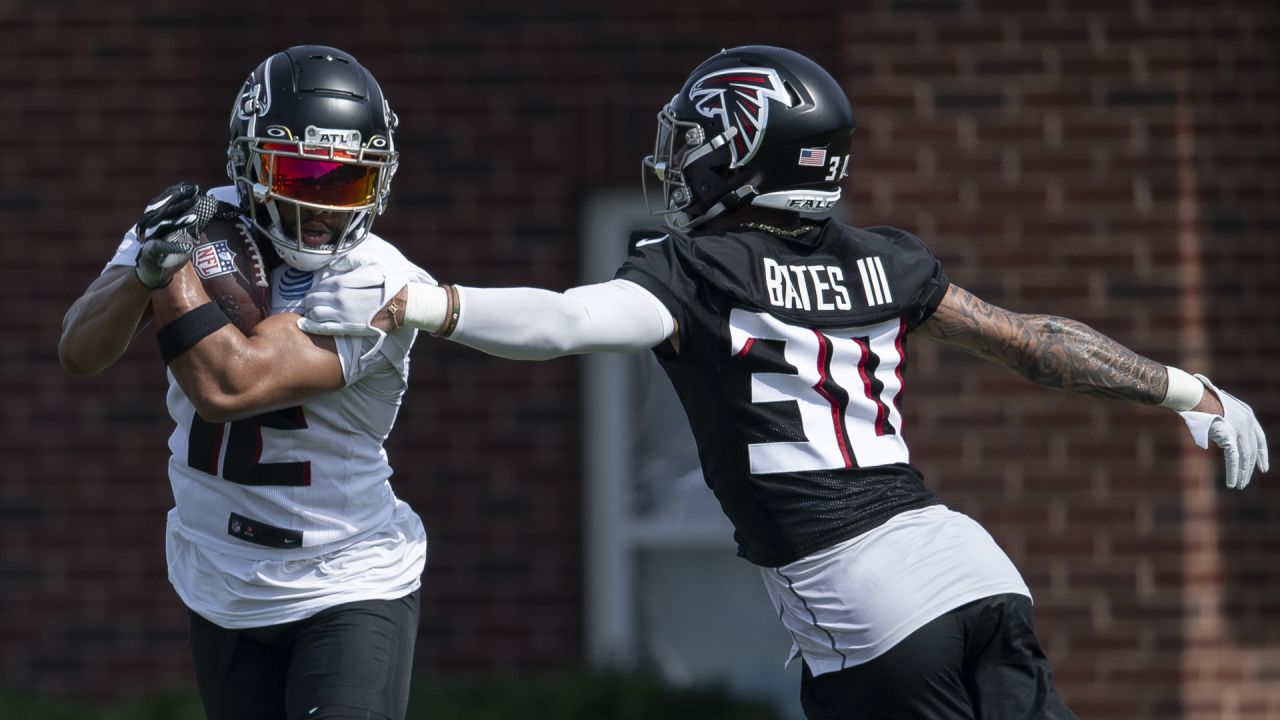 Atlanta Falcons safety Jessie Bates III (30) throws the ball during the NFL  football team's training camp, Saturday, July 29, 2023, in Flowery Branch,  Ga. (AP Photo/Alex Slitz Stock Photo - Alamy