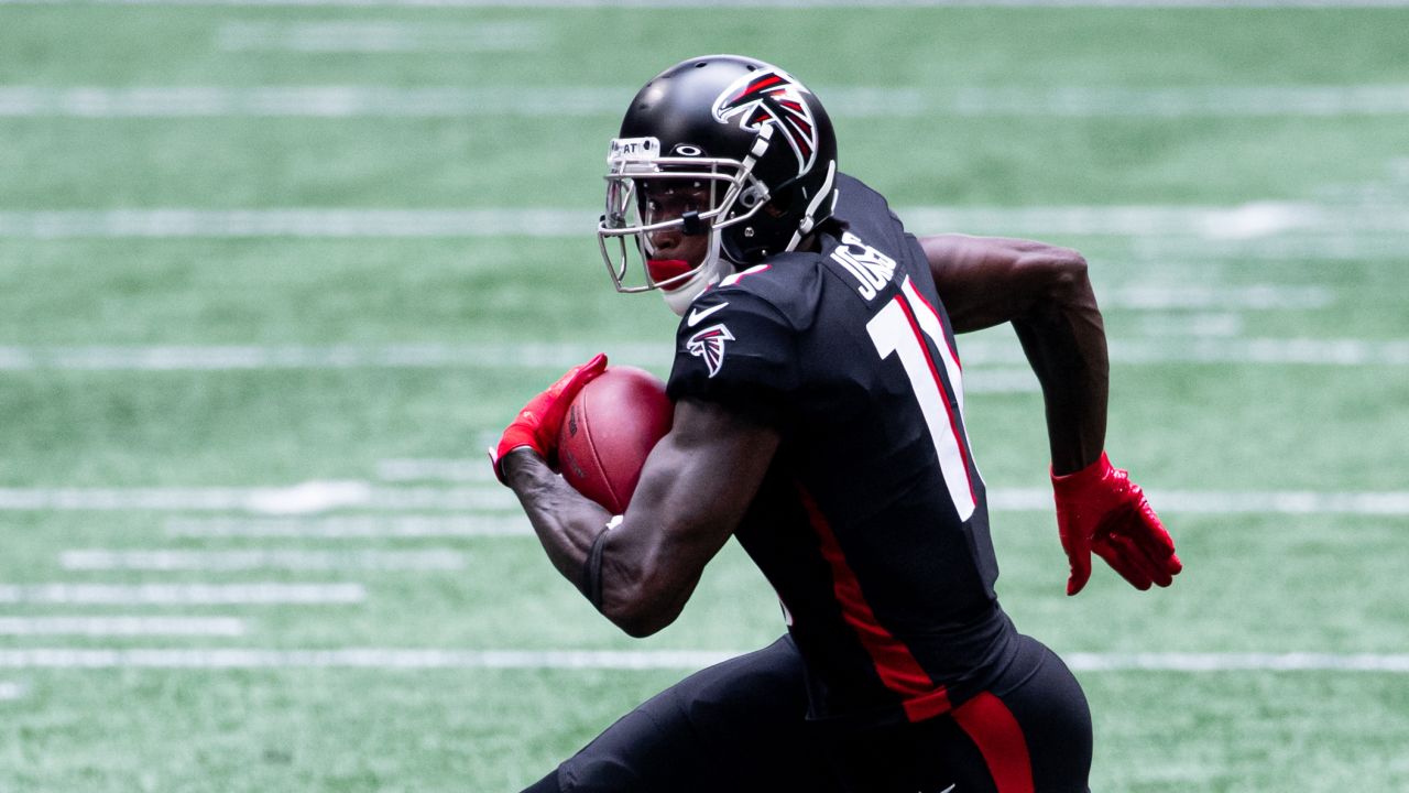 Julio Jones #11 of the Atlanta Falcons runs the ball in the third