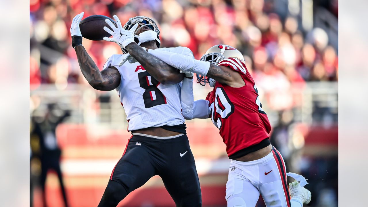 Atlanta Falcons tight end Kyle Pitts warms up before an NFL football game  against the Buffalo Bills in Orchard Park, N.Y., Sunday, Jan. 2, 2022. (AP  Photo/Adrian Kraus Stock Photo - Alamy