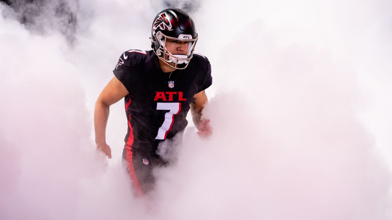 Atlanta Falcons punter Sterling Hofrichter (4) watches his kick during an  NFL football game against the Los Angeles Chargers, Sunday, December 13,  2020, in Inglewood, Calif. (AP Photo/Peter Joneleit Stock Photo - Alamy