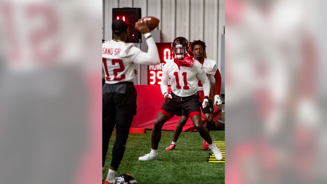 Atlanta Falcons wide receiver Julio Jones (11) warms up before the