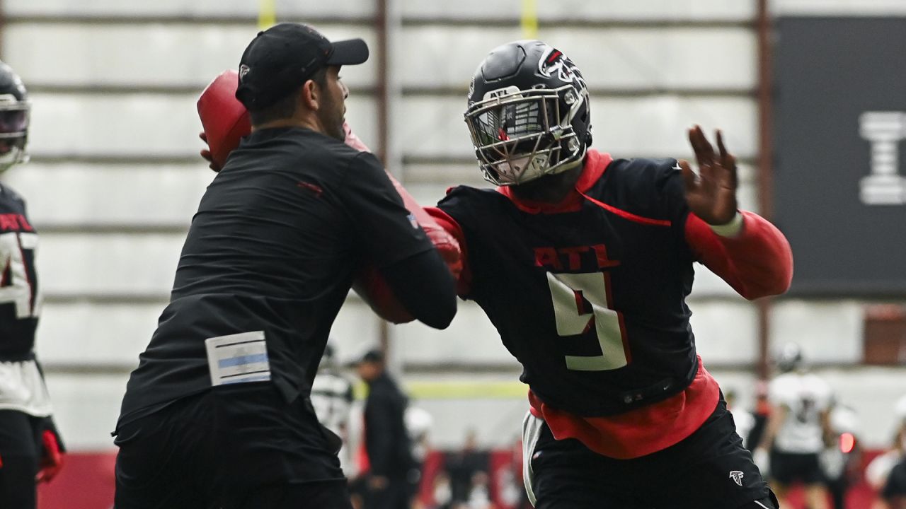 Atlanta Falcons linebacker Lorenzo Carter (9) runs with an