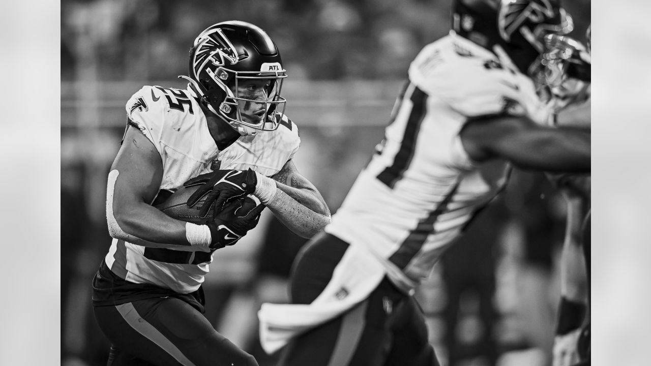 DETROIT, MI - SEPTEMBER 24: Atlanta Falcons running back (25) Tyler  Allgeier in action during the game between Atlanta Falcons and Detroit  Lions on September 24, 2023 at Ford Field in Detroit