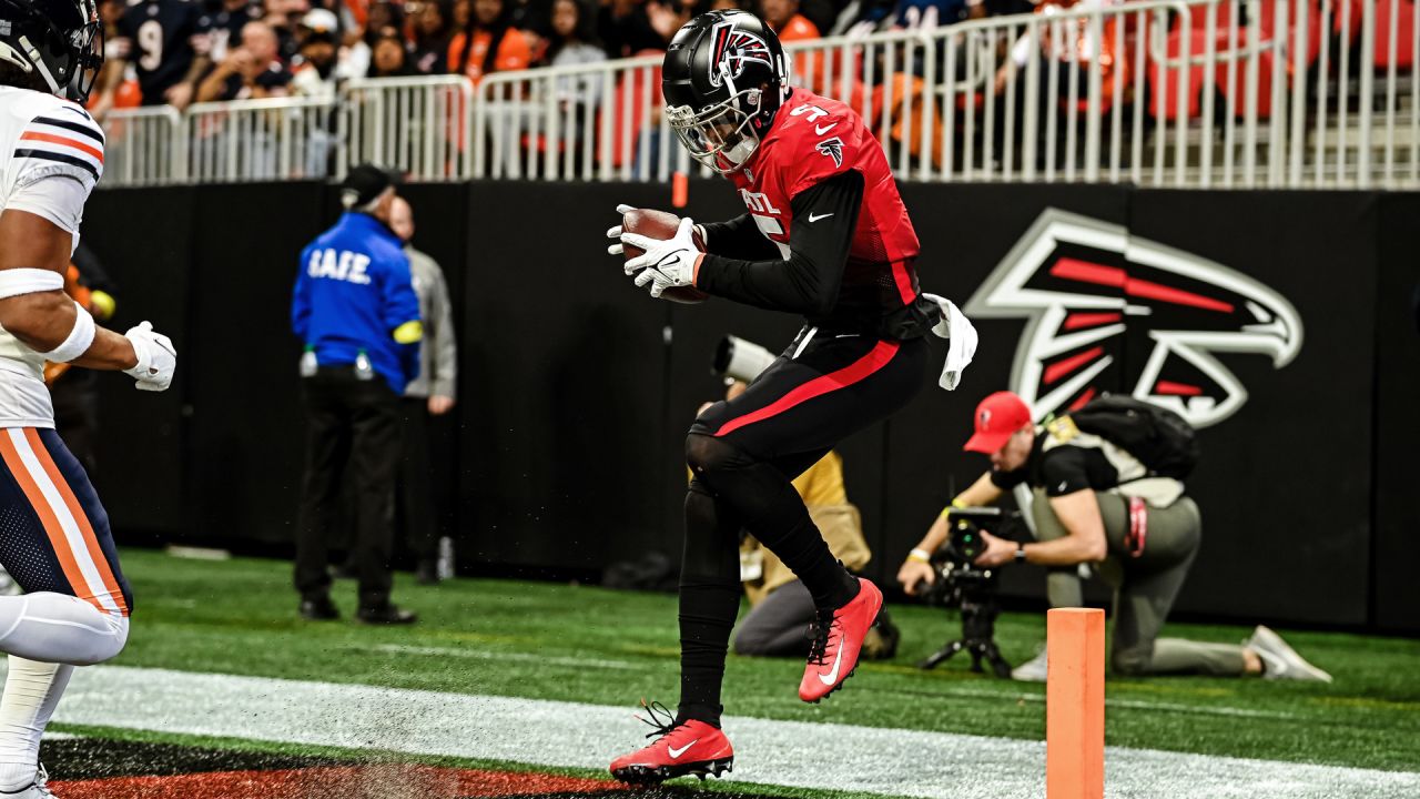 Atlanta Falcons wide receiver Drake London (5) walks off the field  following an NFL football game against the Carolina Panthers, Thursday,  Nov. 10 2022, in Charlotte, N.C. (AP Photo/Brian Westerholt Stock Photo -  Alamy