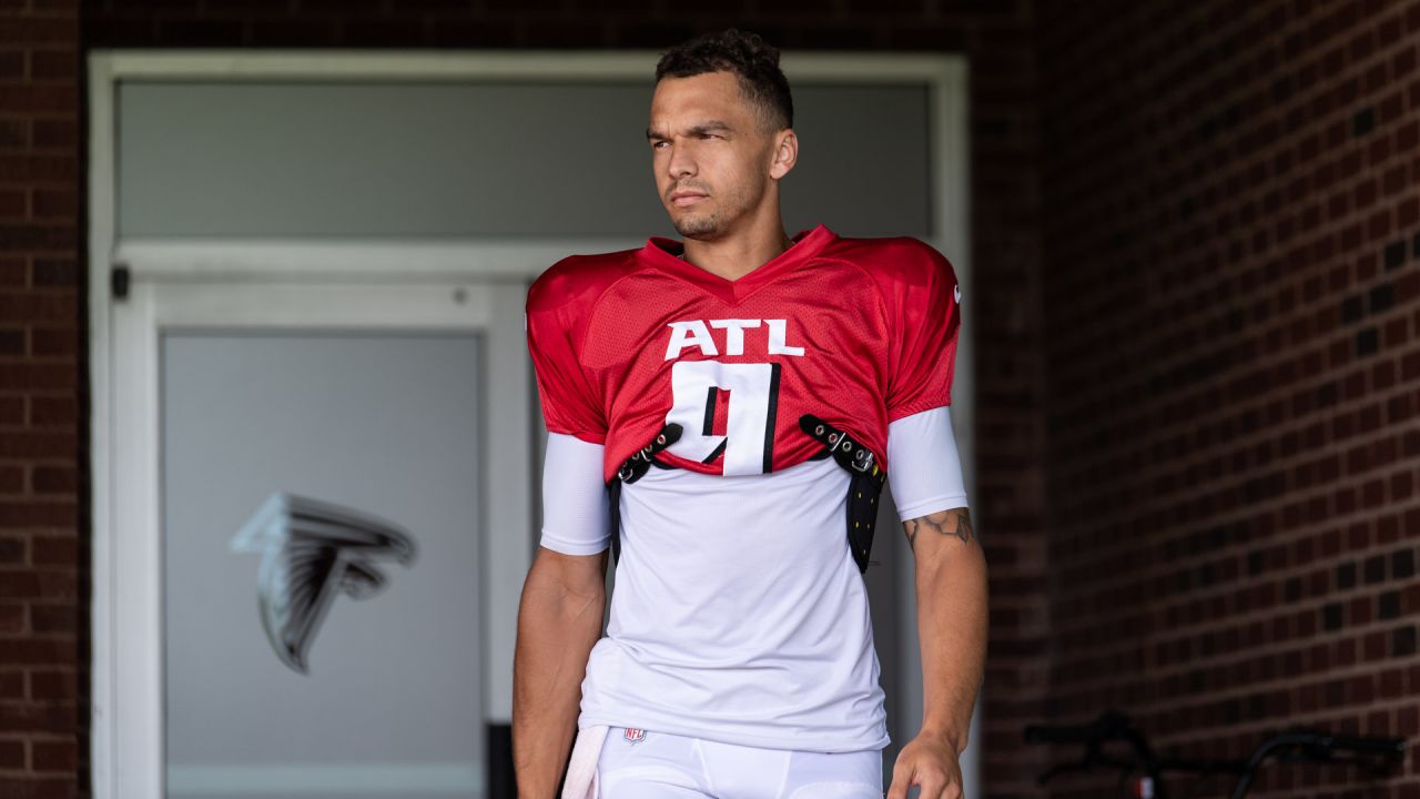 Atlanta Falcons cornerback Darren Hall (34) prays before an NFL football  game against the Detroit Lions, Sunday, Dec. 26, 2021, in Atlanta. The  Atlanta Falcons won 20-16. (AP Photo/Danny Karnik Stock Photo - Alamy