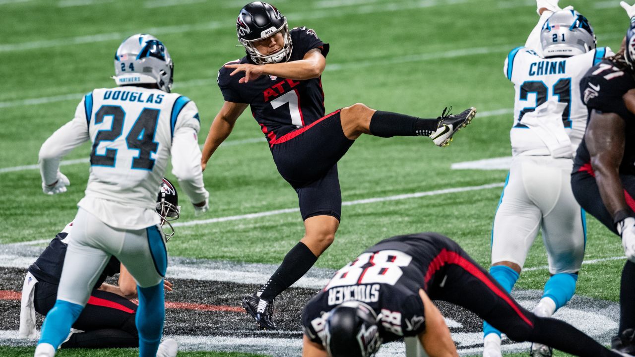 Atlanta Falcons punter Sterling Hofrichter (4) watches his kick during an  NFL football game against the Los Angeles Chargers, Sunday, December 13,  2020, in Inglewood, Calif. (AP Photo/Peter Joneleit Stock Photo - Alamy