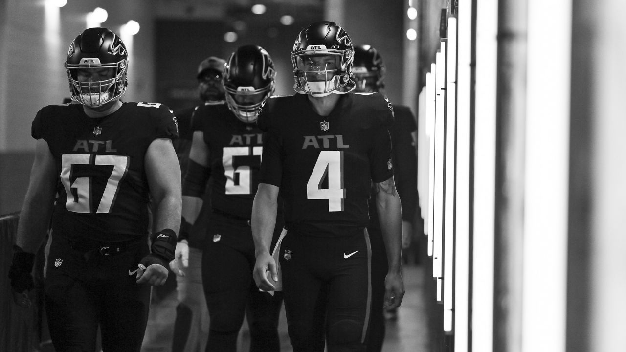 Atlanta Falcons guard Chris Lindstrom warms up before an NFL football game  against the Buffalo Bills in Orchard Park, N.Y., Sunday, Jan. 2, 2022. (AP  Photo/Adrian Kraus Stock Photo - Alamy