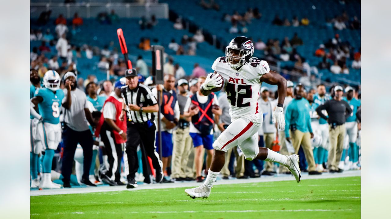 Philadelphia Eagles quarterback Michael Vick (7) calls a play at the line  of scrimmage in the first half of an NFL football game against the Atlanta  Falcons at the Georgia Dome in