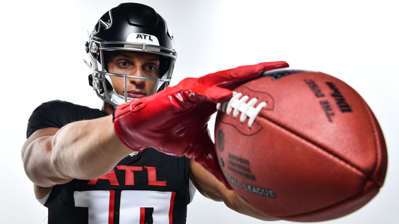 Atlanta Falcons guard Chris Lindstrom (63) on the sideline against