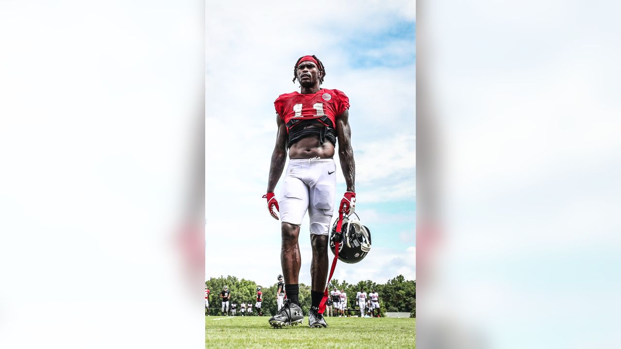 East Rutherford, New Jersey, USA. 1st Nov, 2017. Falcons' wide receiver Julio  Jones (11) during warm ups prior to NFL action between the Atlanta Falcons  and the New York Jets at MetLife