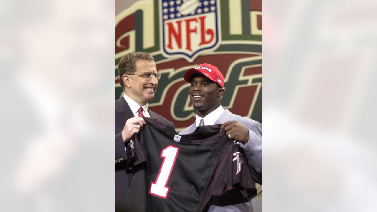 Paul Tagliebue poses with Michael Vick who was the top pick by the News  Photo - Getty Images