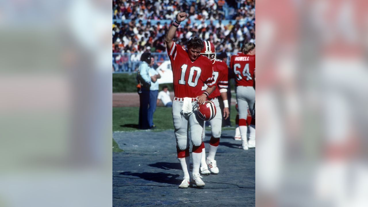 Atlanta Falcons quarterback Steve Bartkowski rests his head in a