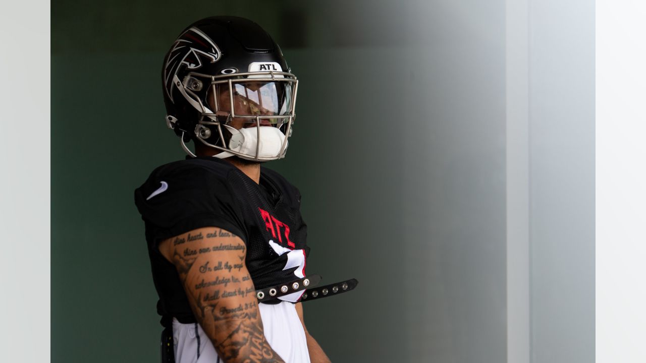 Atlanta Falcons cornerback Darren Hall (34) prays before an NFL football  game against the Detroit Lions, Sunday, Dec. 26, 2021, in Atlanta. The  Atlanta Falcons won 20-16. (AP Photo/Danny Karnik Stock Photo - Alamy