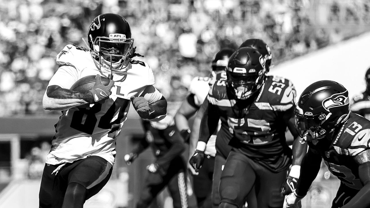 September 25, 2022: Seattle Seahawks running back Rashaad Penny (20) runs  the ball during a game between the Atlanta Falcons and Seattle Seahawks at  Lumen Field in Seattle, WA. The Falcons won