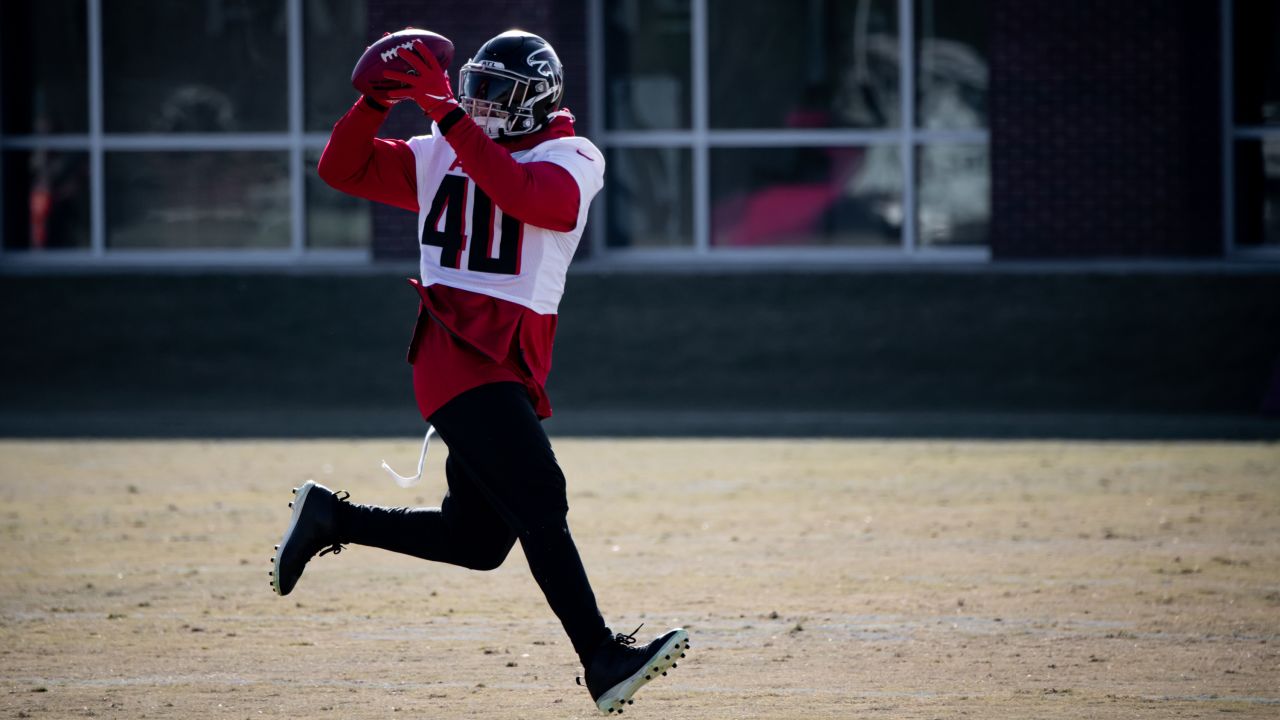 Atlanta Falcons fullback Keith Smith (40) looks at a play from the