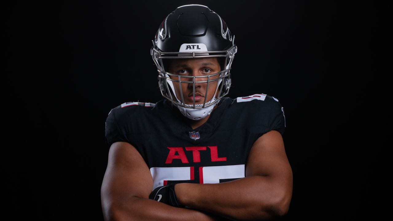 Atlanta Falcons guard Chris Lindstrom warms up before an NFL football game  against the Buffalo Bills in Orchard Park, N.Y., Sunday, Jan. 2, 2022. (AP  Photo/Adrian Kraus Stock Photo - Alamy